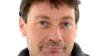 Der Mann dürfte mit einem roten Suzuki Celerio unterwegs sein. 