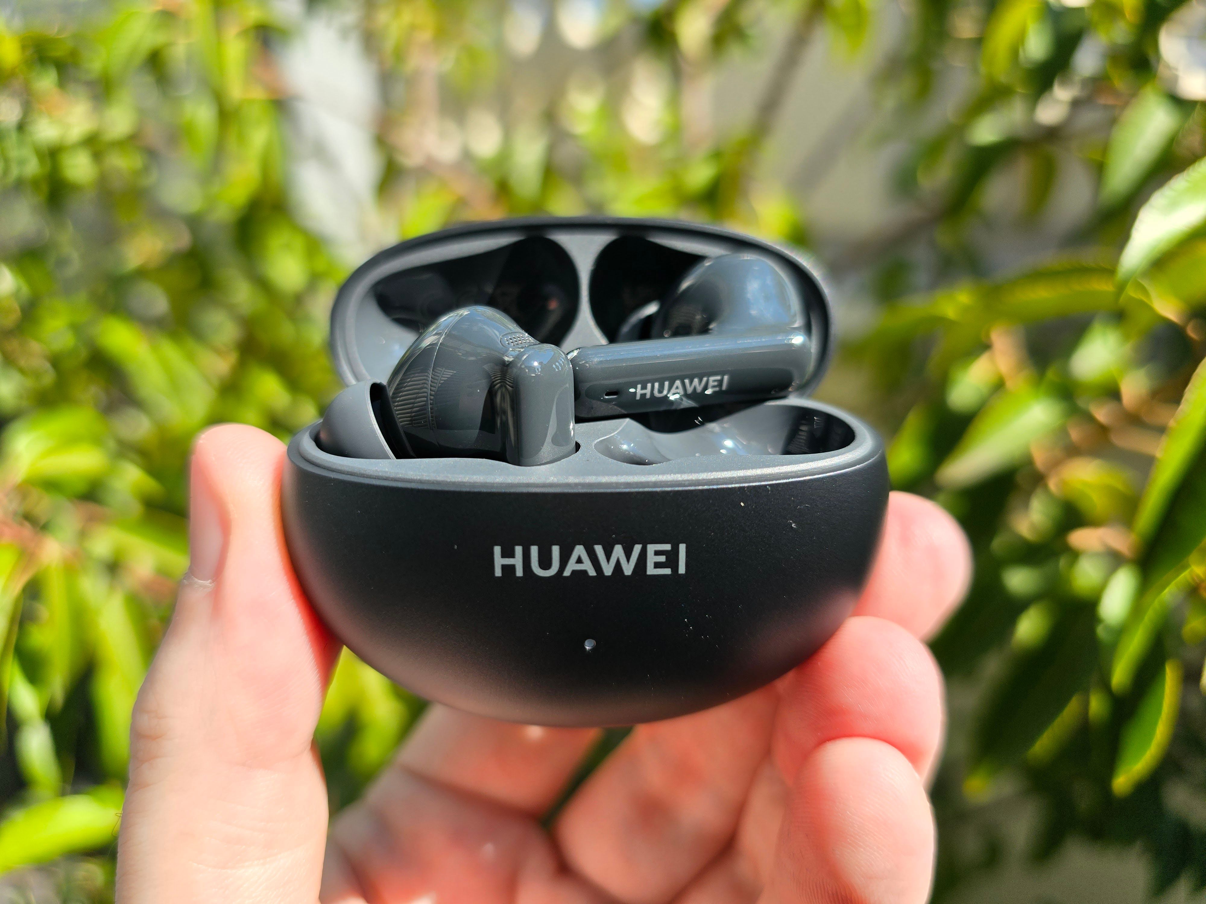 Die Huawei FreeBuds 6i schaffen es auf einen Spitzenplatz im Preissegment bis 100 Euro.