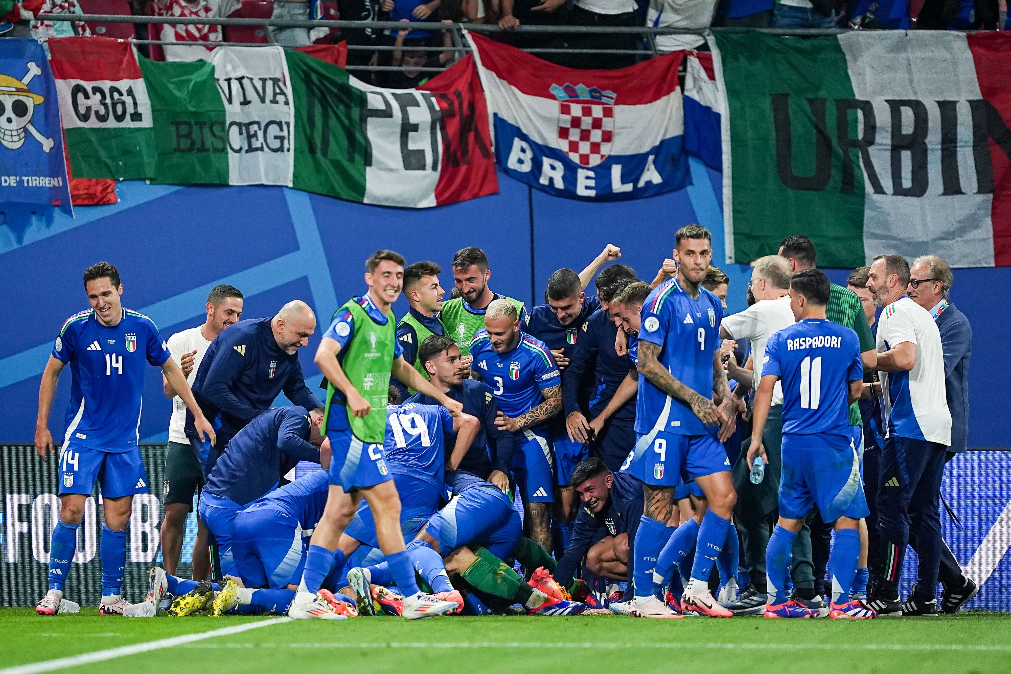 In einem Herzschlagfinale sicherte sich Italien das Achtelfinal-Ticket.