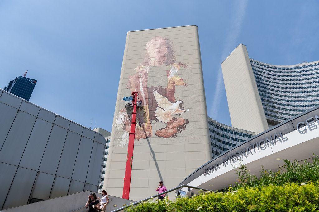 Der Künstler Fintan Magee bemalt die größte Wand Wiens.