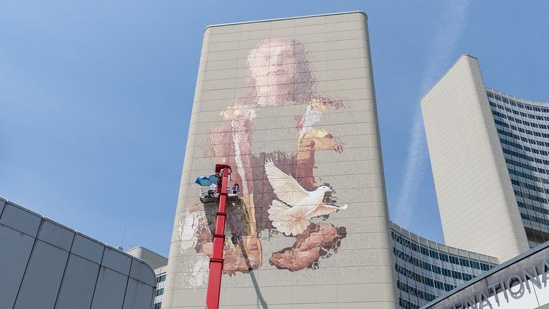 Der Künstler Fintan Magee bemalt die größte Wand Wiens.
