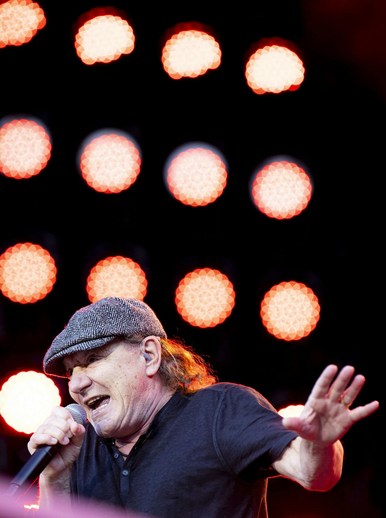 Die australische Rockband AC/DC heizte den Fans am Sonntag im Ernst-Happel-Stadion ordentlich ein und lieferte eine Show der Superlative ab.