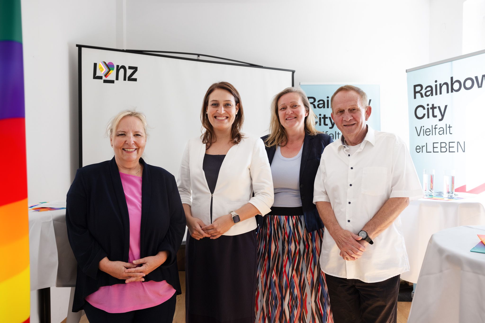 LGBTIQA+ Referentin Vizebürgermeisterin Tina Blöchl (2. v.li) und LGBTIQA+ Beauftragte Patricia Kurz-Khattab (li.) informierten gemeinsam mit Paulina Wessela vom Verein Bily und Mag. Johannes Wahala von der Beratungsstelle COURAGE zum Baustart des LGBTIQA+ Kompetenzzentrums.