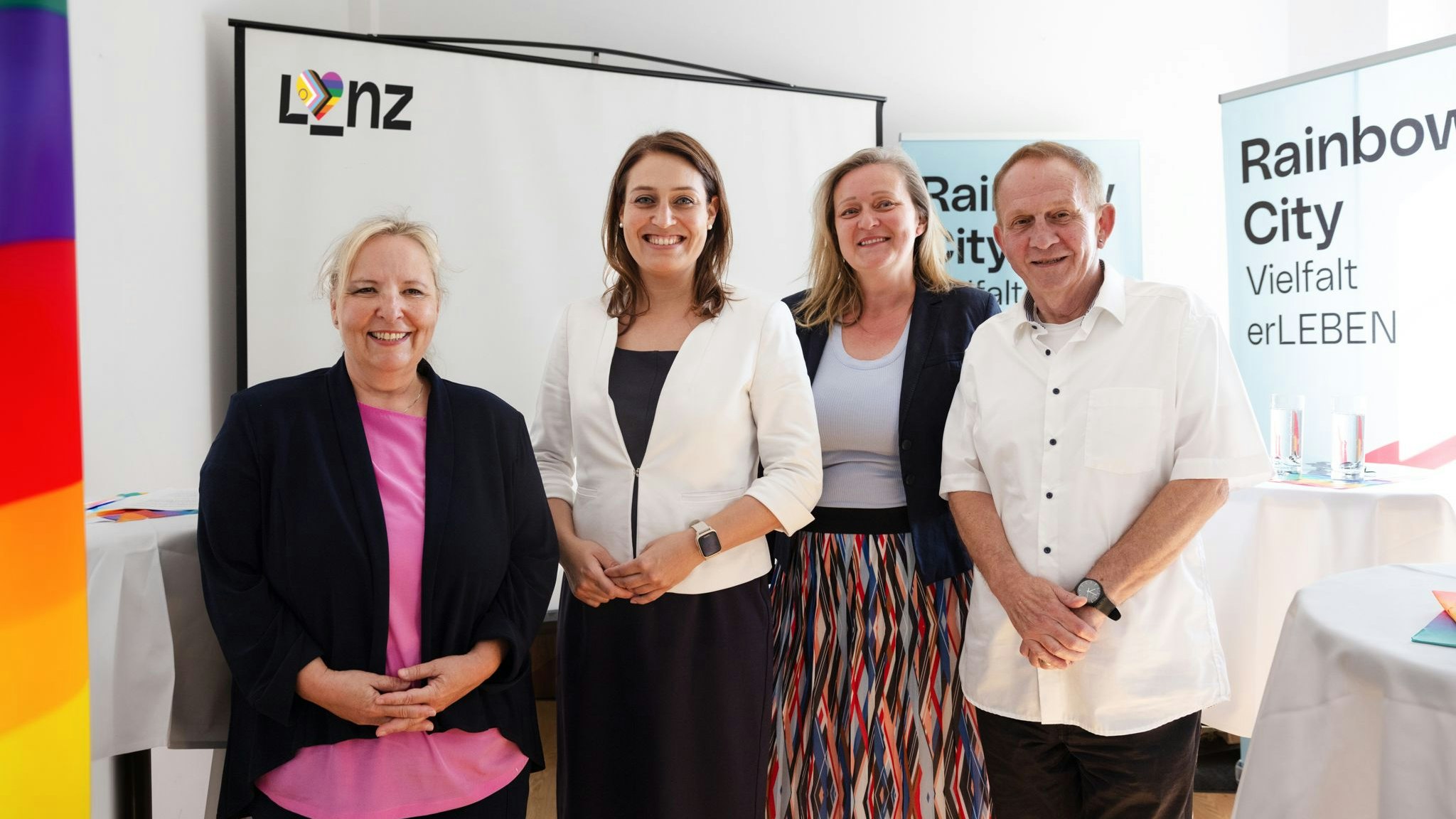 LGBTIQA+ Referentin Vizebürgermeisterin Tina Blöchl (2. v.li) und LGBTIQA+ Beauftragte Patricia Kurz-Khattab (li.) informierten gemeinsam mit Paulina Wessela vom Verein Bily und Mag. Johannes Wahala von der Beratungsstelle COURAGE zum Baustart des LGBTIQA+ Kompetenzzentrums.