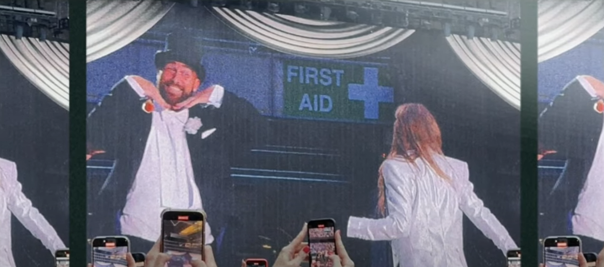 Kelce überrascht alle mit seinem Auftritt