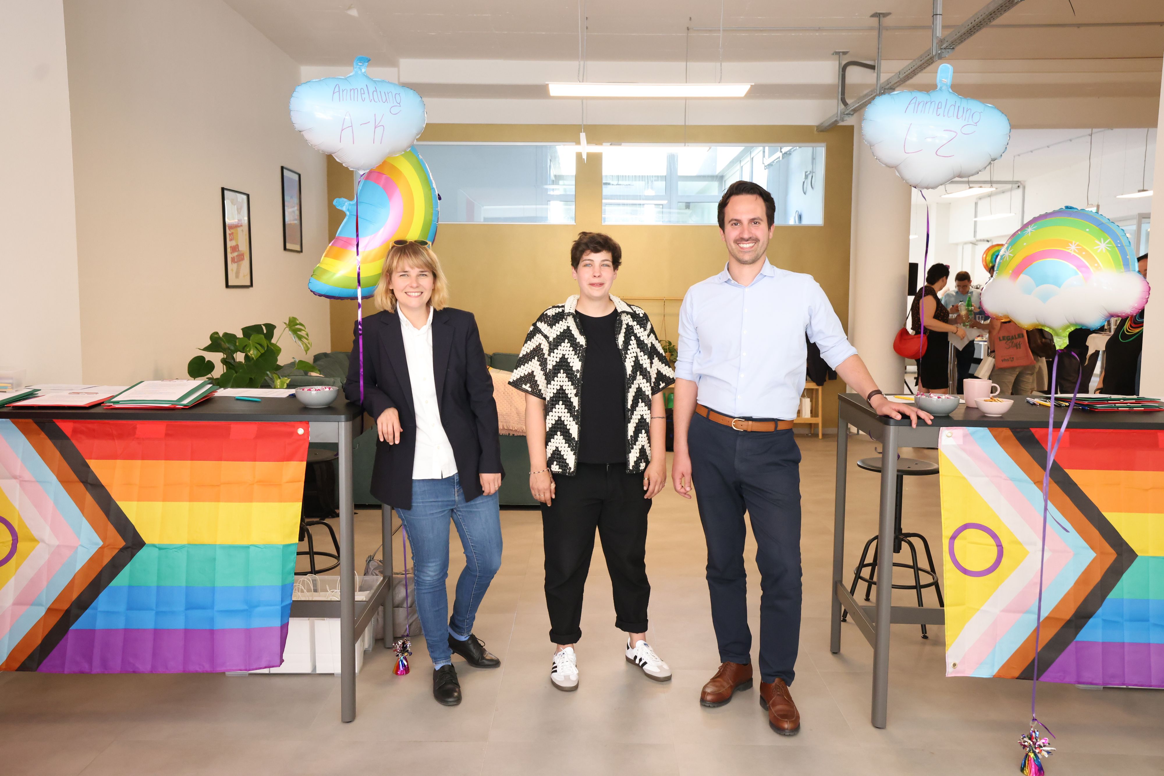 Eröffneten am Montag das neue queere Jugendzentrum in Ottakring: Bezirksvorsteherin Stefanie Lamp (SPÖ), Luca Flunger (Geschäftsführung von Q:WIR), Vizebürgermeister und Jugendstadtrat Christoph Wiederkehr (Neos) (v.li.)