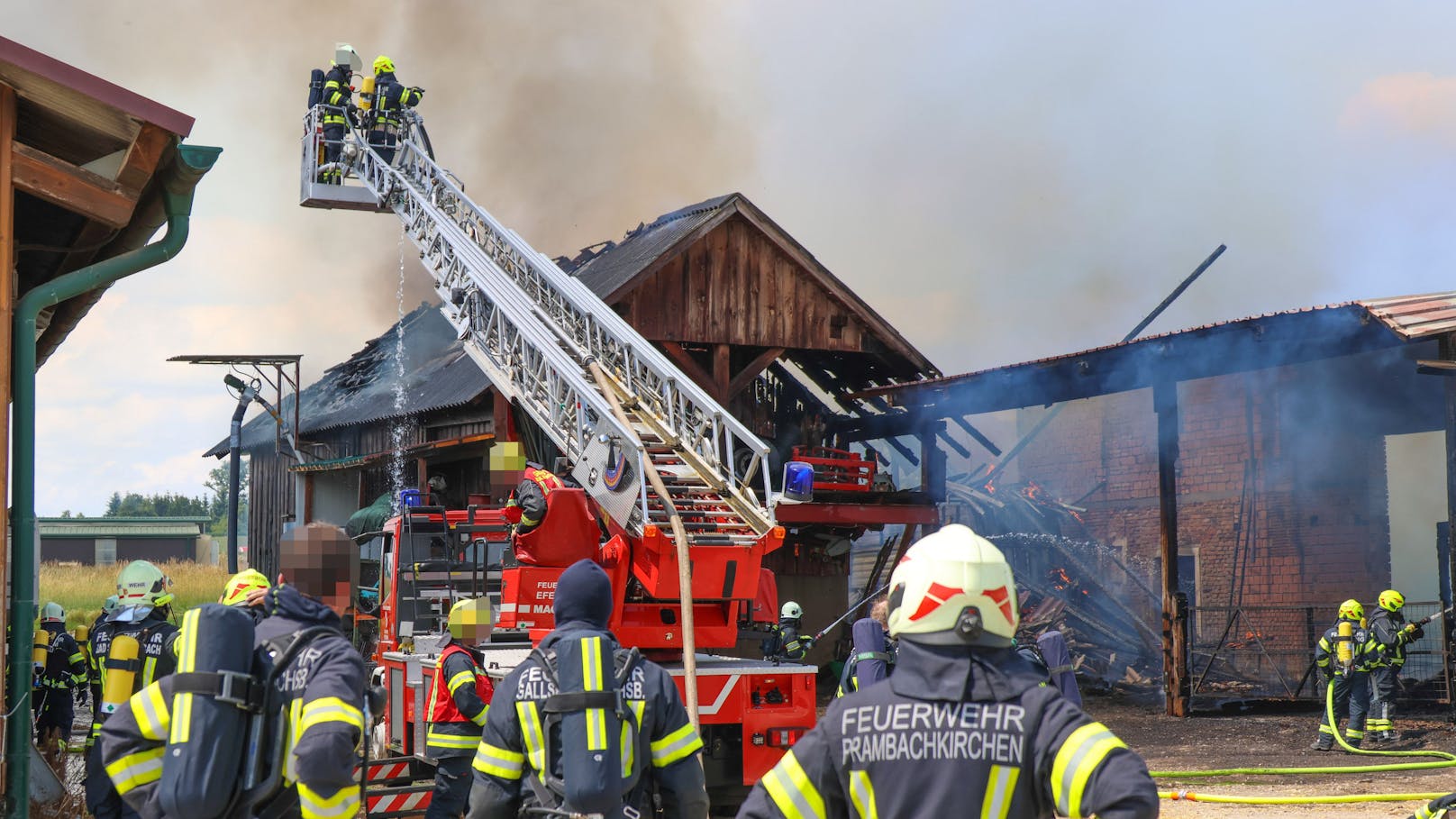 Als sie am Ort eintrafen, sahen sie, dass innerhalb von wenigen Minuten der gesamte Wirtschaftstrakt in Vollbrand stand.