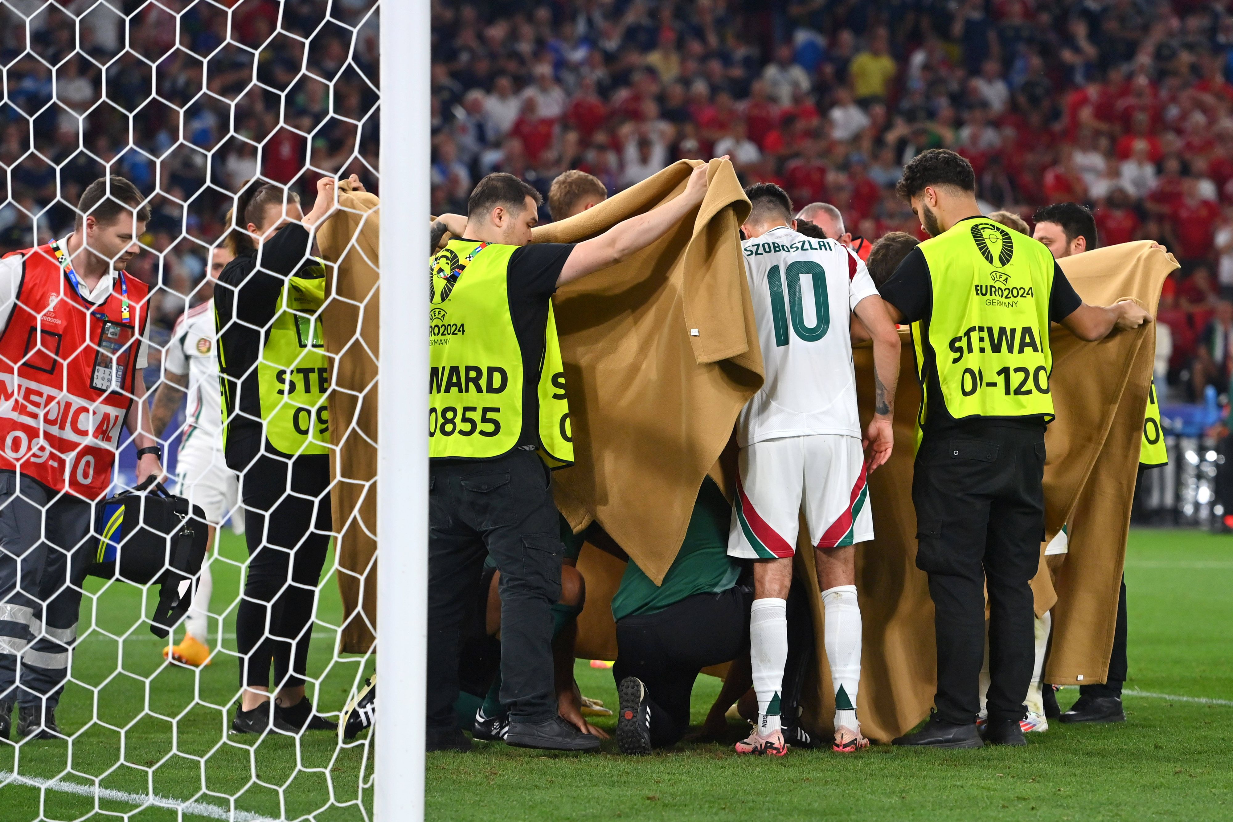 Die schrecklichen Szenen während des Spiels wurden mit Tüchern abgedeckt.
