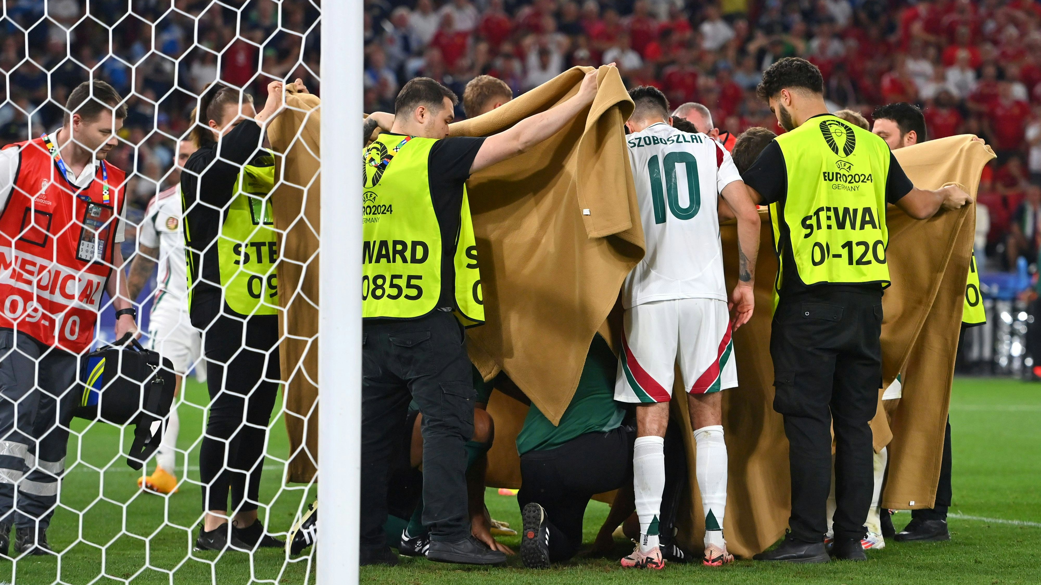 Die schrecklichen Szenen während des Spiels wurden mit Tüchern abgedeckt.