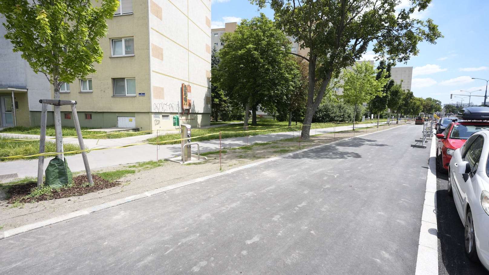 Vorher befanden sich Schrägparkplätze anstelle des neuen Radwegs.