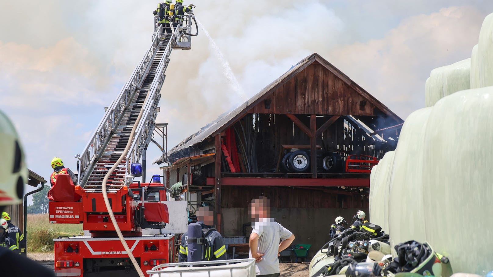 Die Feuerwehrler mussten mehrere lange Leitungen legen, zusätzlich brachten zahlreiche Fahrzeuge Löschwasser an die Einsatzstelle.