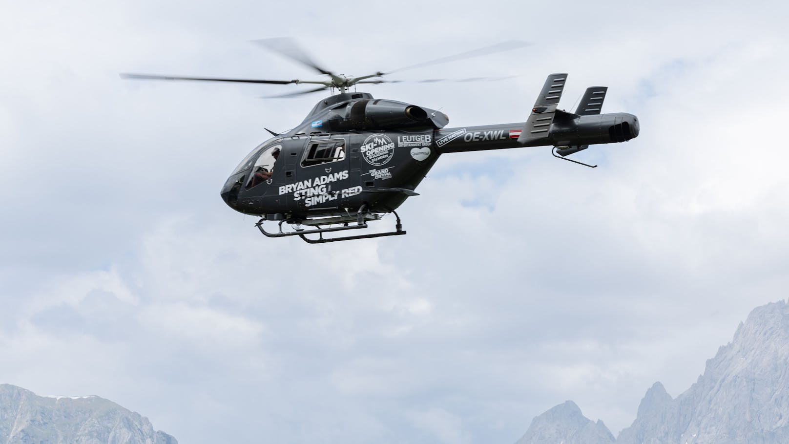 Stilecht wurden die drei Superstars mit dem Hubschrauber zur Pressekonferenz eingeflogen. Einen spektakulären Anblick bot auch der Dachstein und die wunderbare Bergkulisse im Hintergrund.