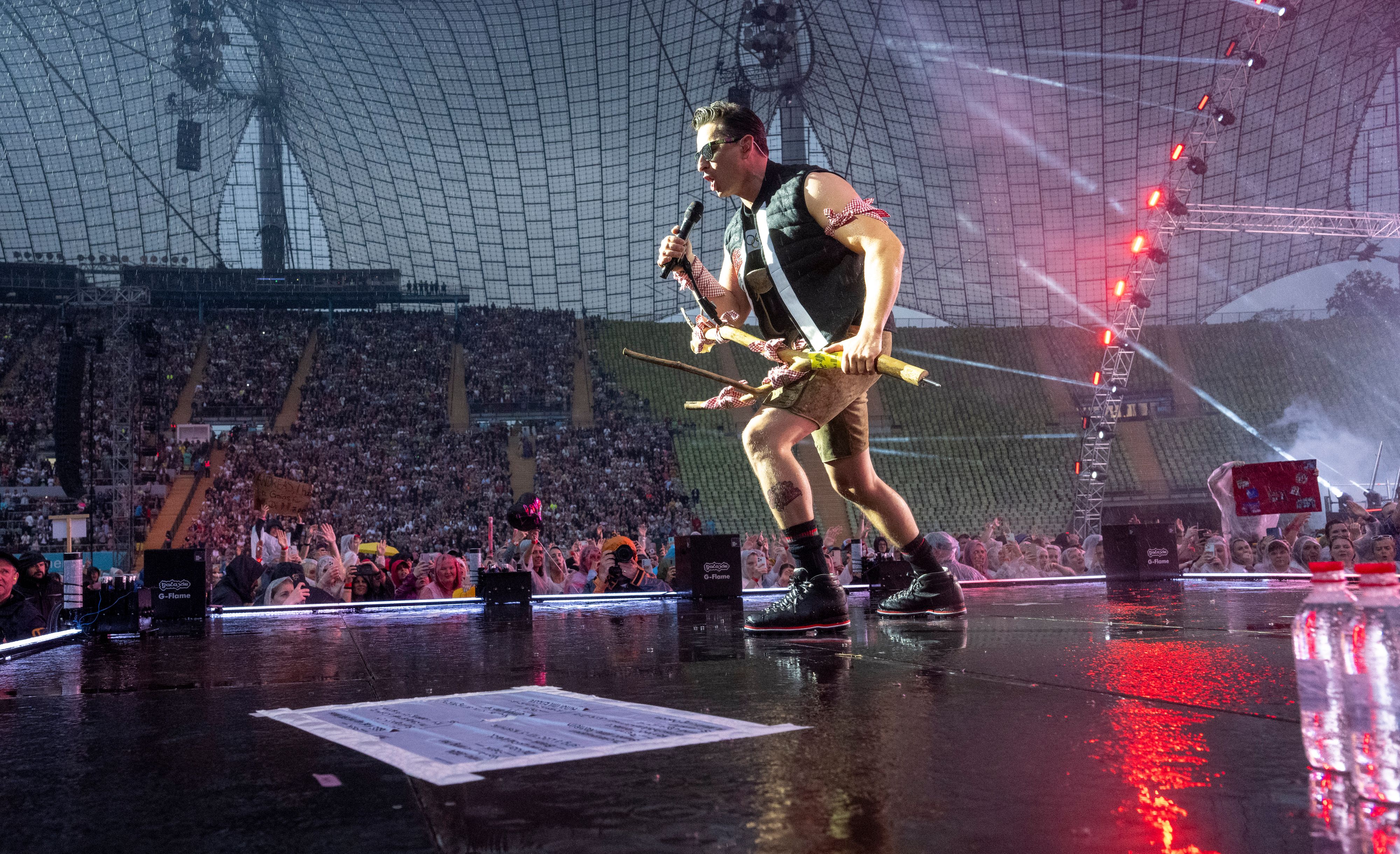 Andreas Gabalier trotzt dem strömenden Regen. So wie die meisten seiner Fans.