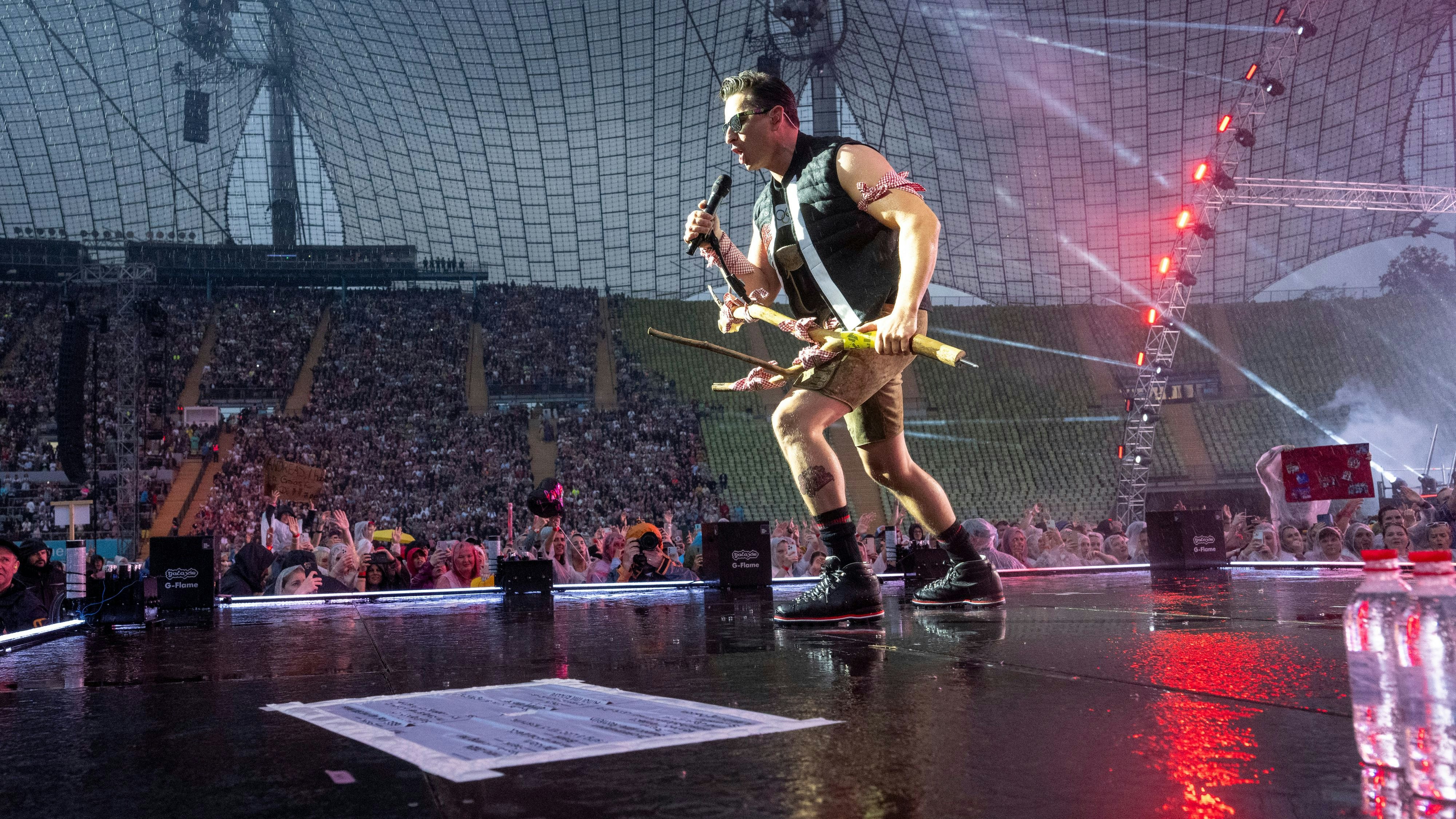 Andreas Gabalier trotzt dem strömenden Regen. So wie die meisten seiner Fans.