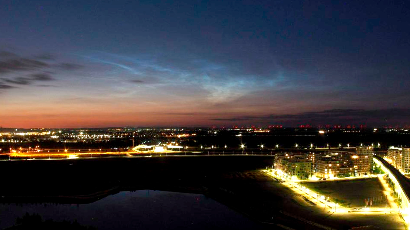 Himmelsphänomen über Wien: Am 23. Juni 2024 glühten Leuchtende Nachtwolken im Norden der Hauptstadt. Dieses Bild wurde von der Seestadt Aspern-Webcam aufgenommen.
