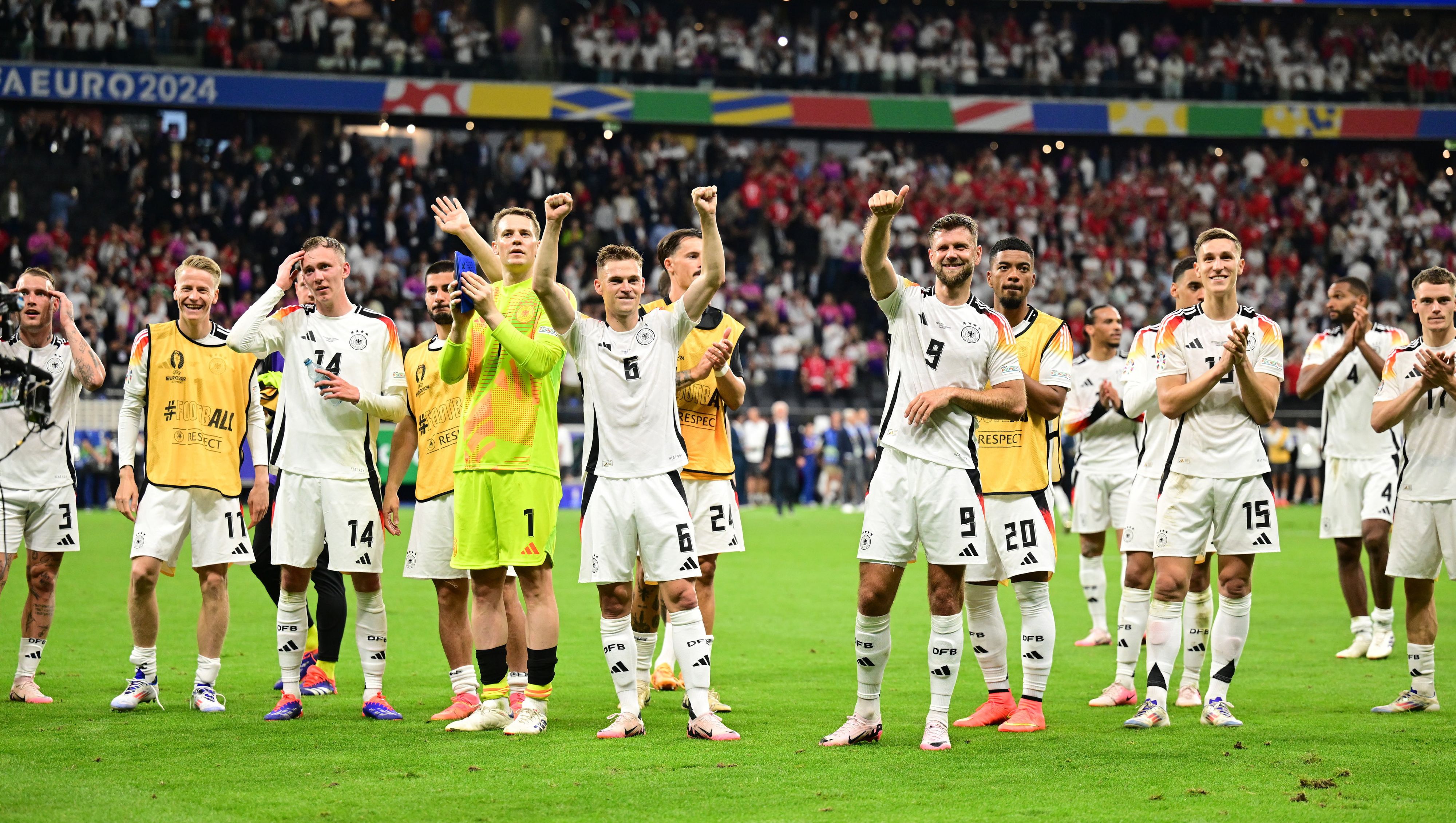 Deutschland feiert den Gruppensieg, nach spätem Ausgleichstreffer.