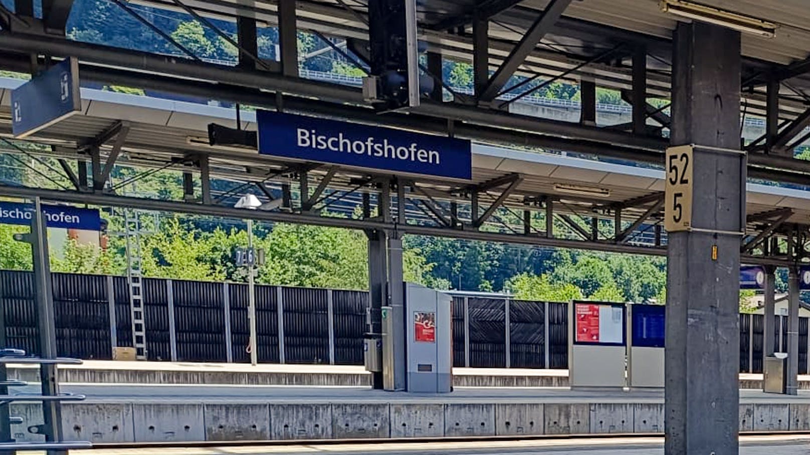 Am Bahnhof Bischofshofen wurde ein 21-Jähriger am Sonntagabend von zehn Jugendlichen brutal attackiert.