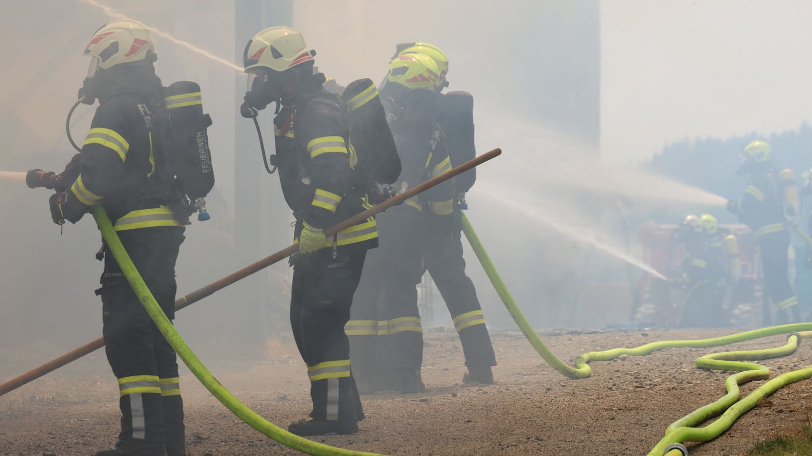 Feuerwehrler beim Löschen des Brands