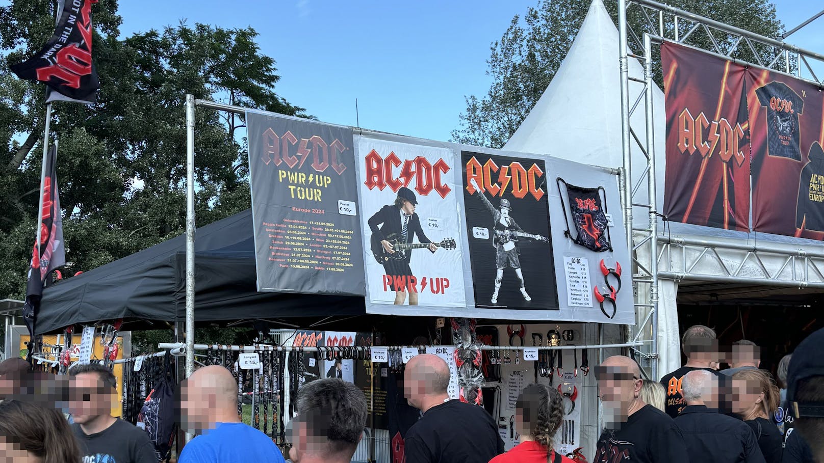 Heiße Preise für AC/DC-Fans: Ein T-Shirt kostet 50 Euro. 