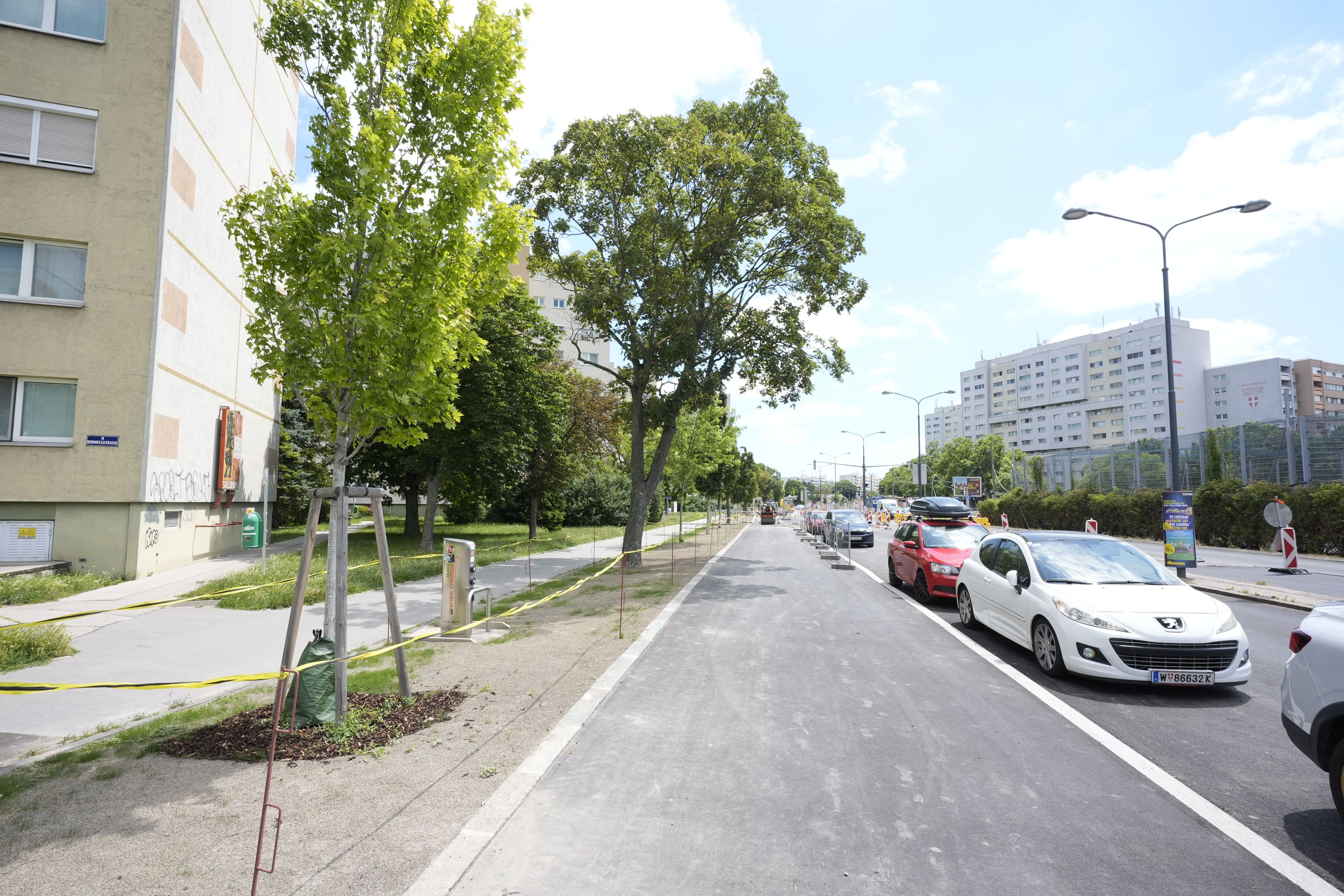 Wer hier sein E-Auto laden möchte, muss das Kabel über den Radweg legen.