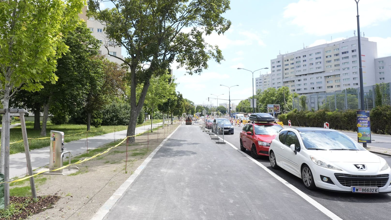 Wie soll man hier tanken? Radweg blockiert E-Ladestelle