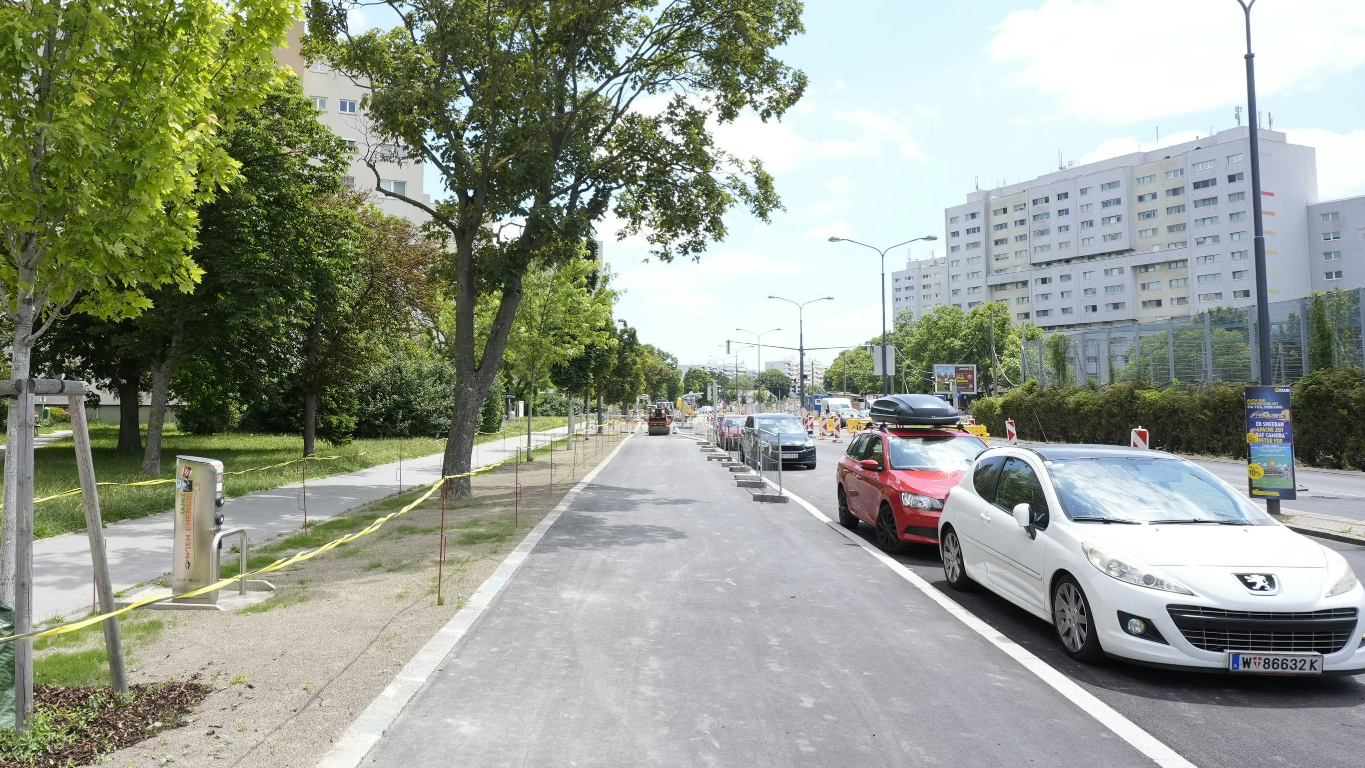 Heute.at - Wie soll man hier tanken? Radweg blockiert E-Ladestelle