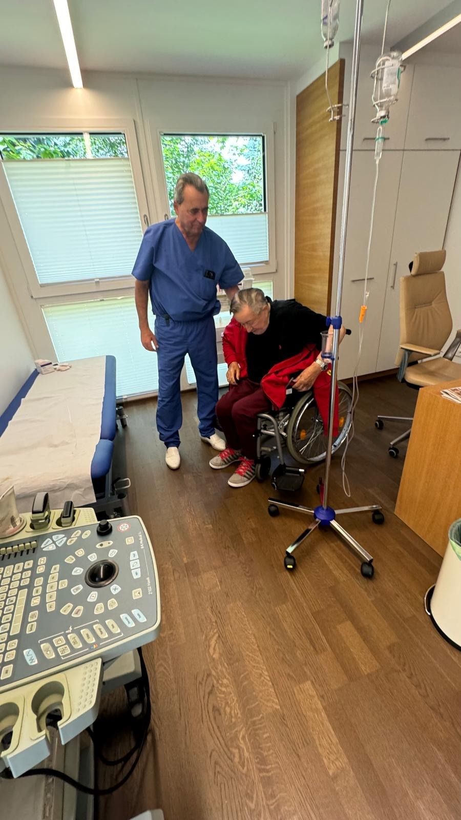 Richard Lugner wird von Schmerzexperte Michael Zimpfer behandelt - am Wochenende sogar in seiner Villa in Wien-Döbling