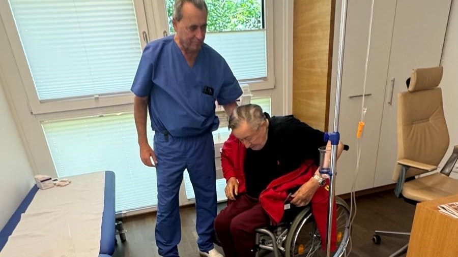 Richard Lugner wird von Schmerzexperte Michael Zimpfer behandelt - am Wochenende sogar in seiner Villa in Wien-Döbling
