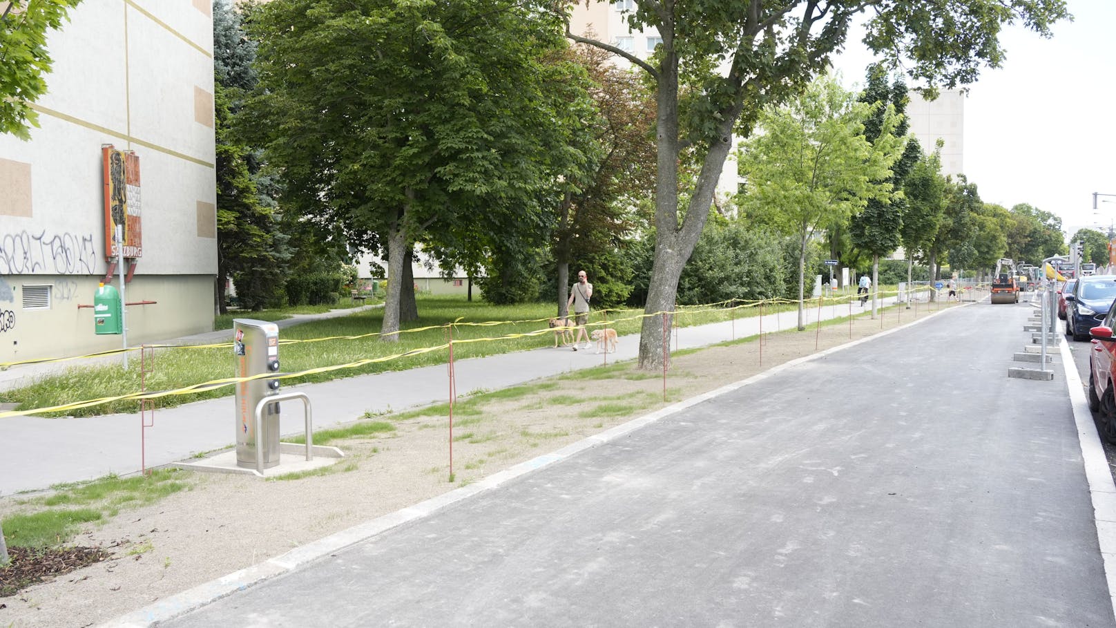 Der neue Radweg trennt die Autos von der E-Ladestation.