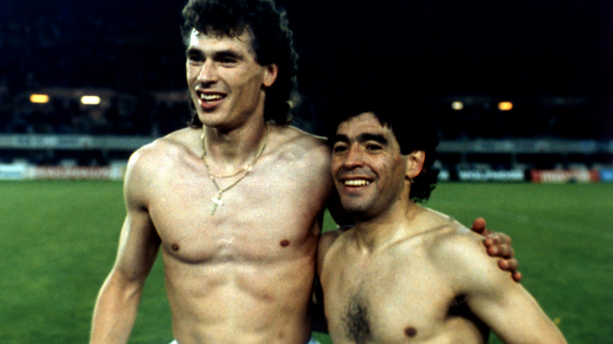 Österreichs Rekordtorschütze Toni Polster und Diego Maradona († 2020) nach einem Freundschaftsspiel zwischen Österreich und Argentinien am 3. Mai 1990 im Wiener Praterstadion. Endstand der Partie: 1:1