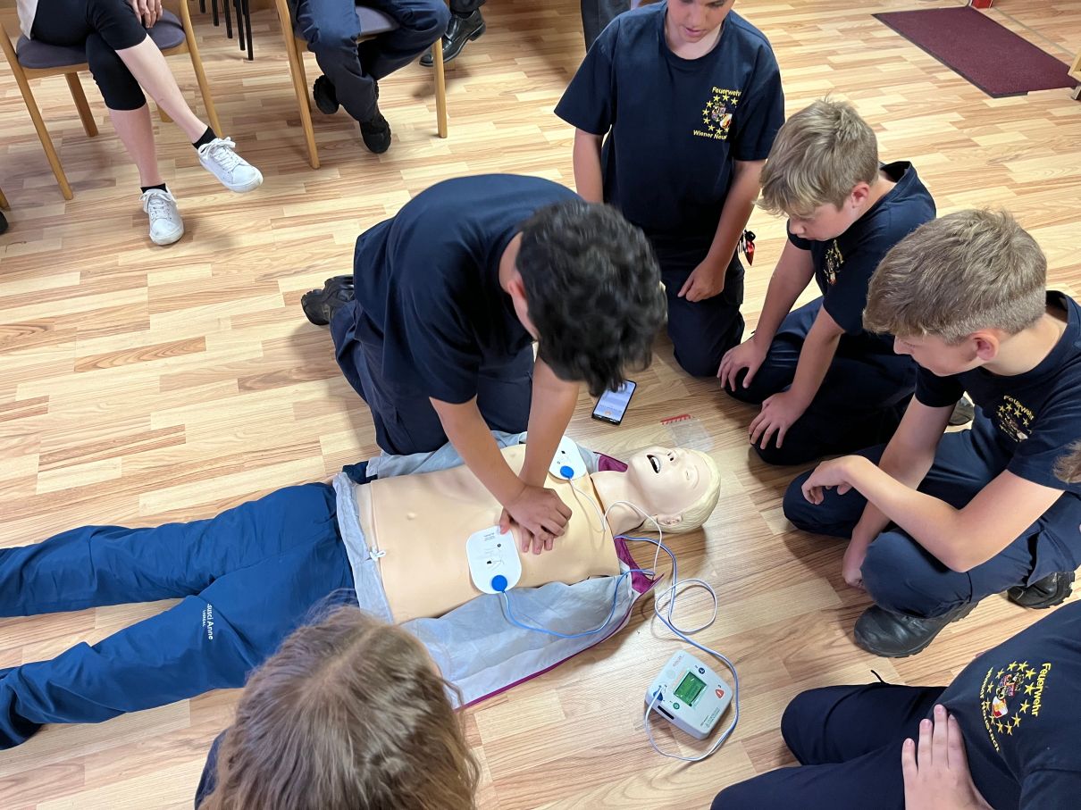 Bei der Feuerwehrjugend lernen Kinder und Jugendliche, wie sie in Gefahrensituationen richtig reagieren