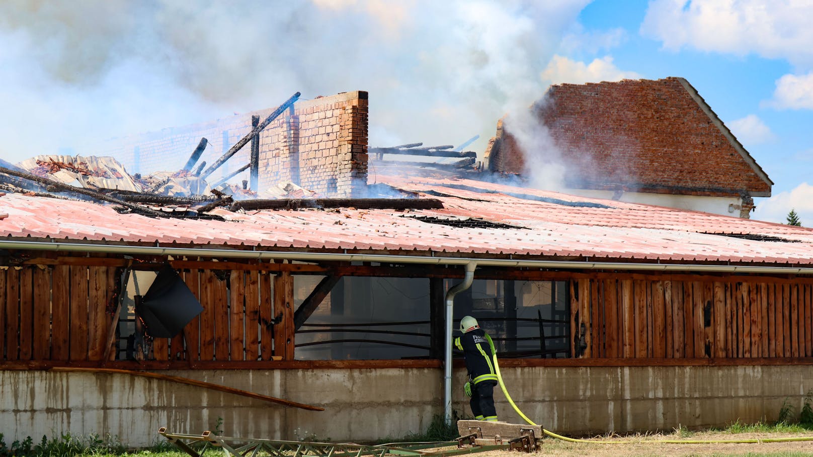 Durch den Brand stürzte das Dach ein.