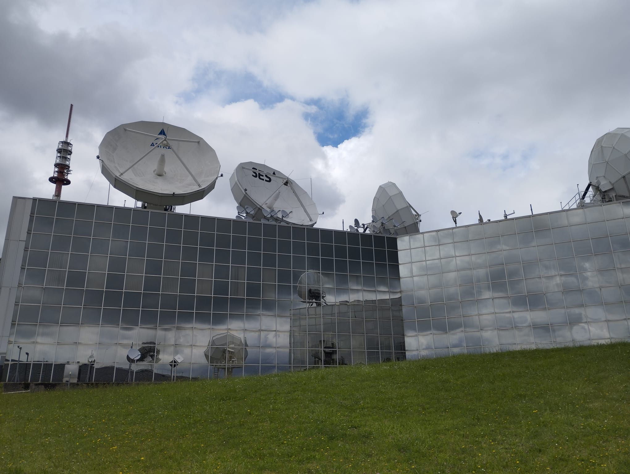 Der Satellitenbetreiber SES hat seinen Sitz in Betzdorf in Luxemburg.