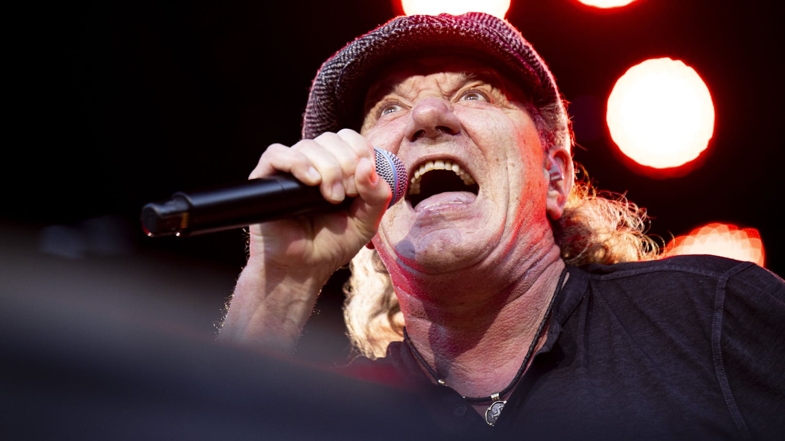 Die australische Rockband AC/DC heizte den Fans am Sonntag im Ernst-Happel-Stadion ordentlich ein und lieferte eine Show der Superlative ab.