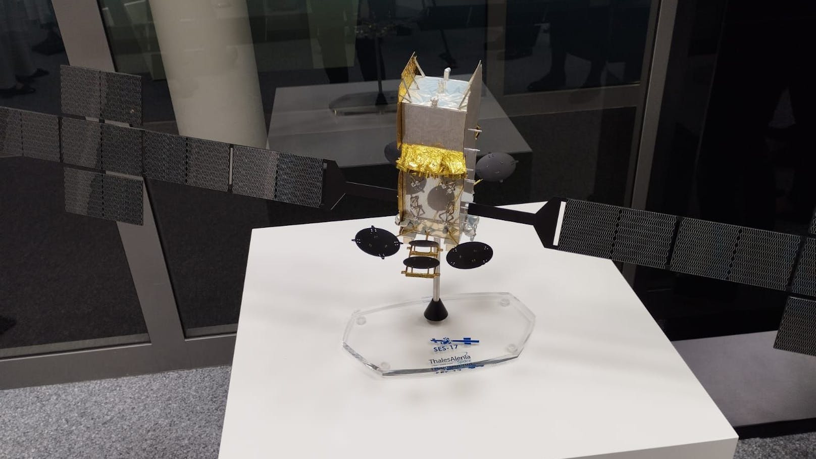 Modell des Satelliten SES-17 in der Firmenzentrale in Luxemburg