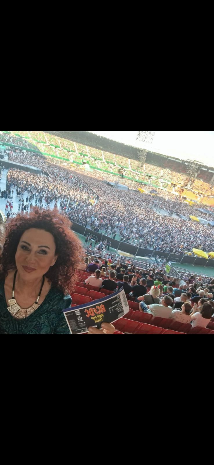 Christina Mausi Lugner im Stadion bei AC/DC