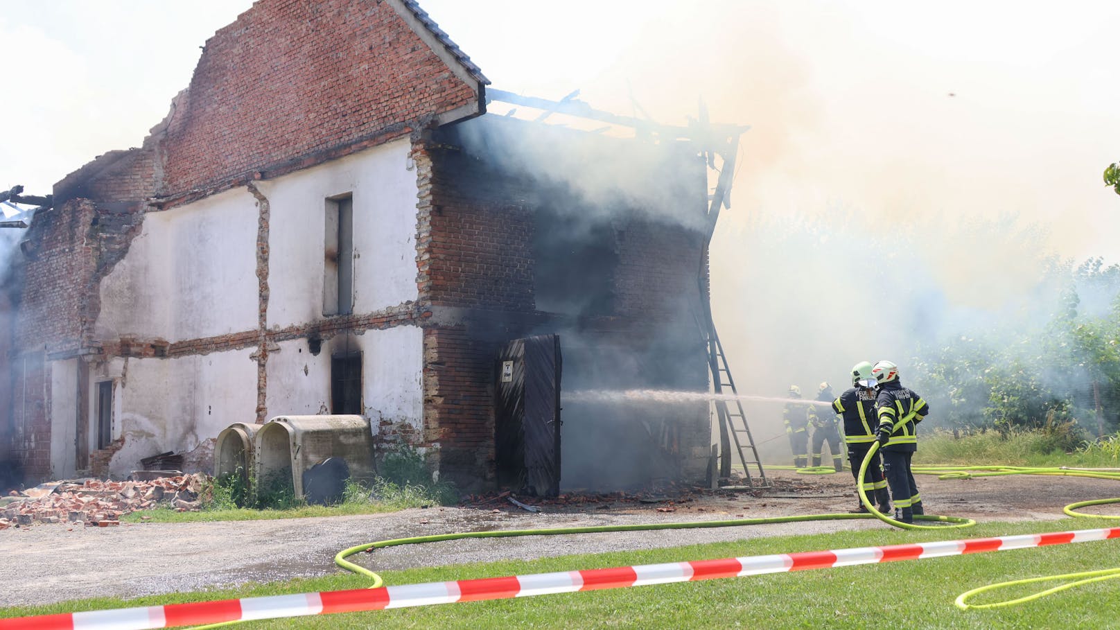 Die Feuerwehr versucht zu retten, was zu retten ist.