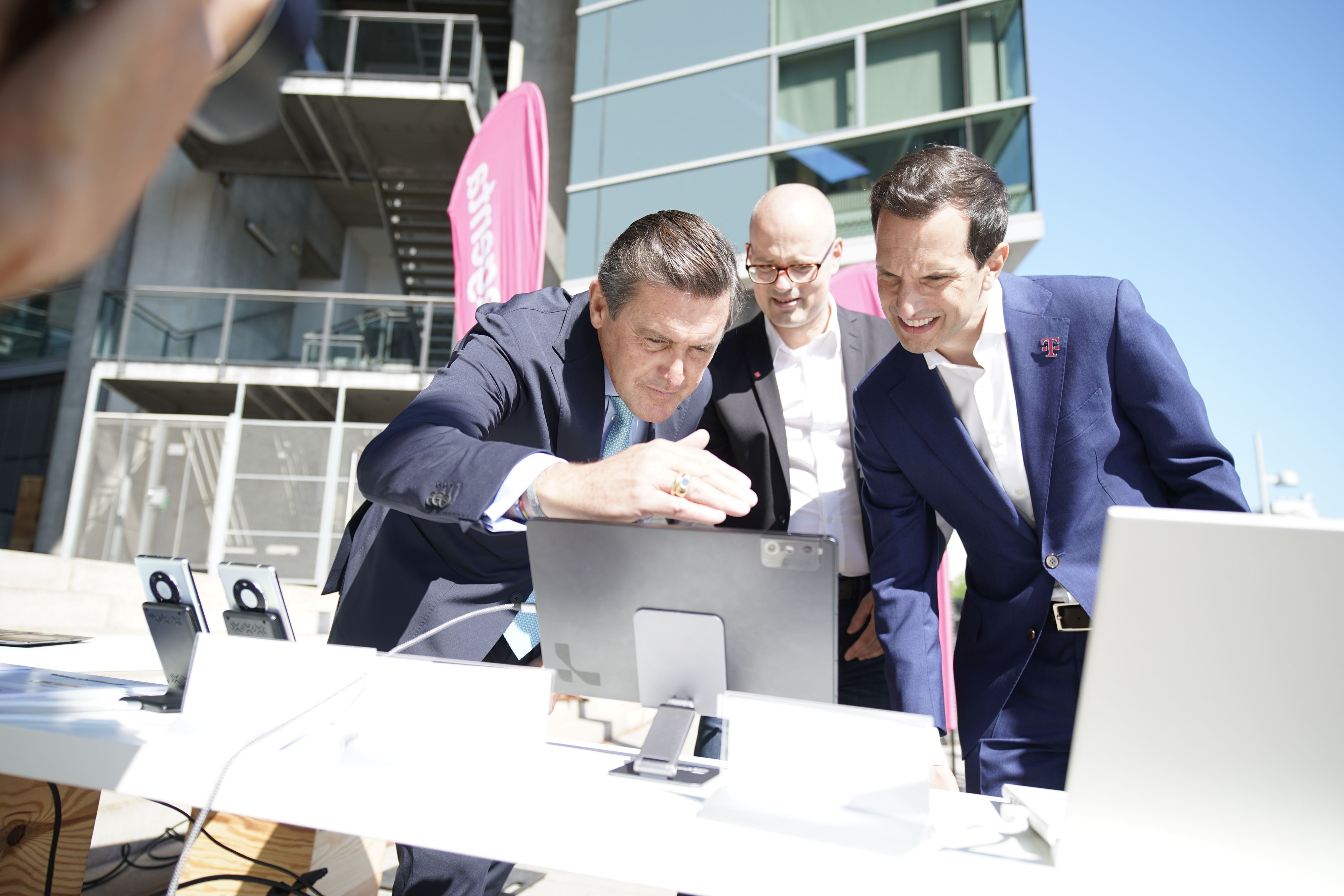 Wirtschaftsstadtrat Peter Hanke, Volker Libovsky, CTIO Magenta Telekom, und Magenta-CEO Rodrigo Diehl (v.l.) überzeugen sich von dem neuen Speed-Rekord.