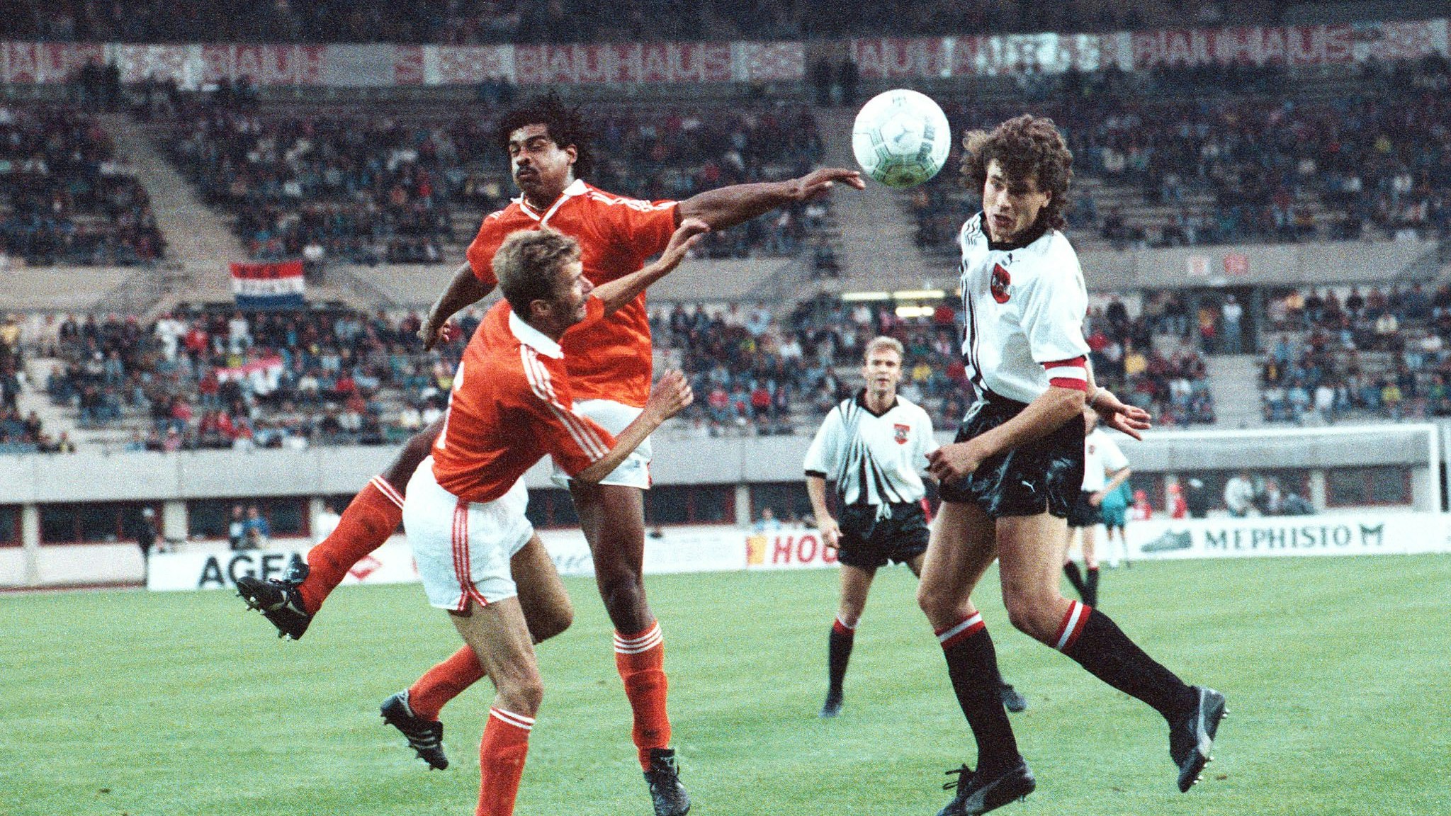 Toni Polster beim Fußball Länderspiel Österreich - Niederlande am 30. Mai 1990 im Wiener Praterstadion,&nbsp; Endstand: 3:2 für Österreich. Polster: "Ich habe den holländischen Fußball immer sehr geschätzt, weil er so offensiv ist"