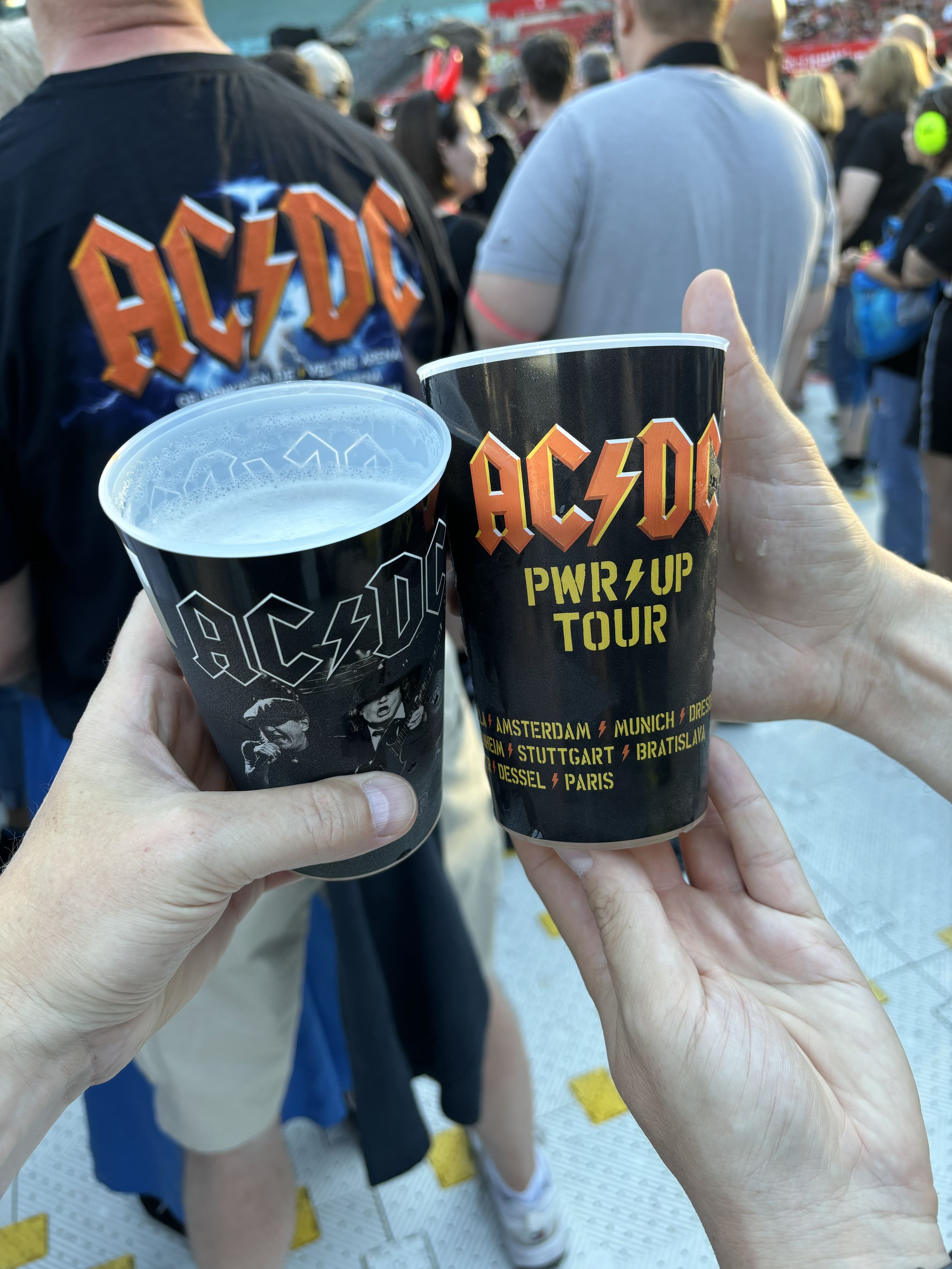 20,60 Euro für zwei große Bier im Plastikbecher bei AC/DC (inklusive 3 Euro Pfand pro Becher).