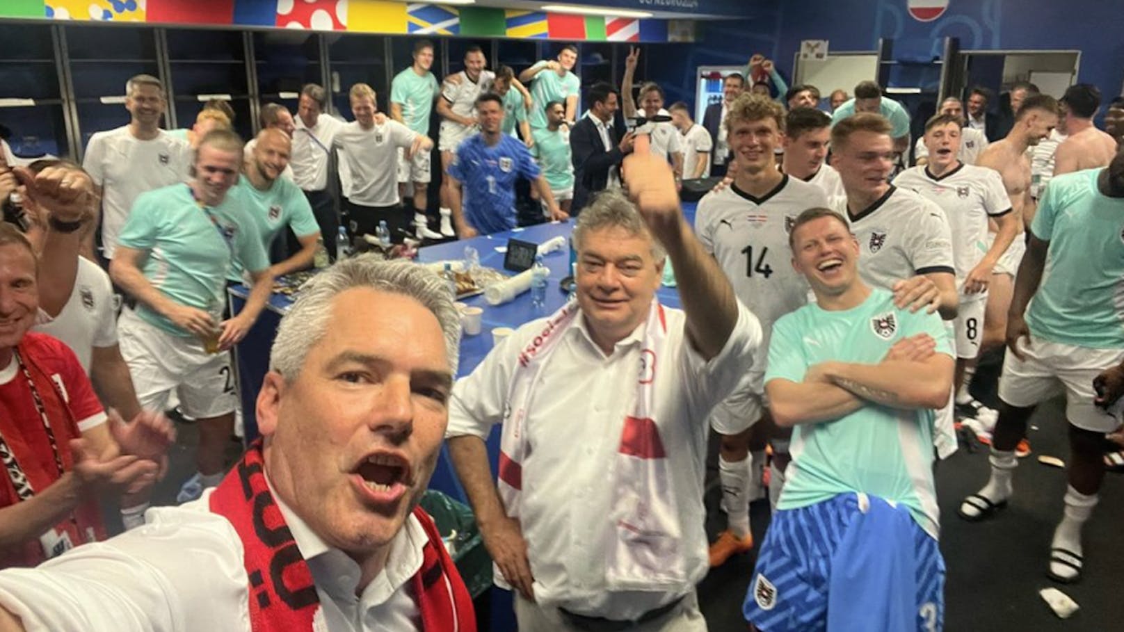 Kanzler-Besuch bei Fußball-Helden in der Kabine