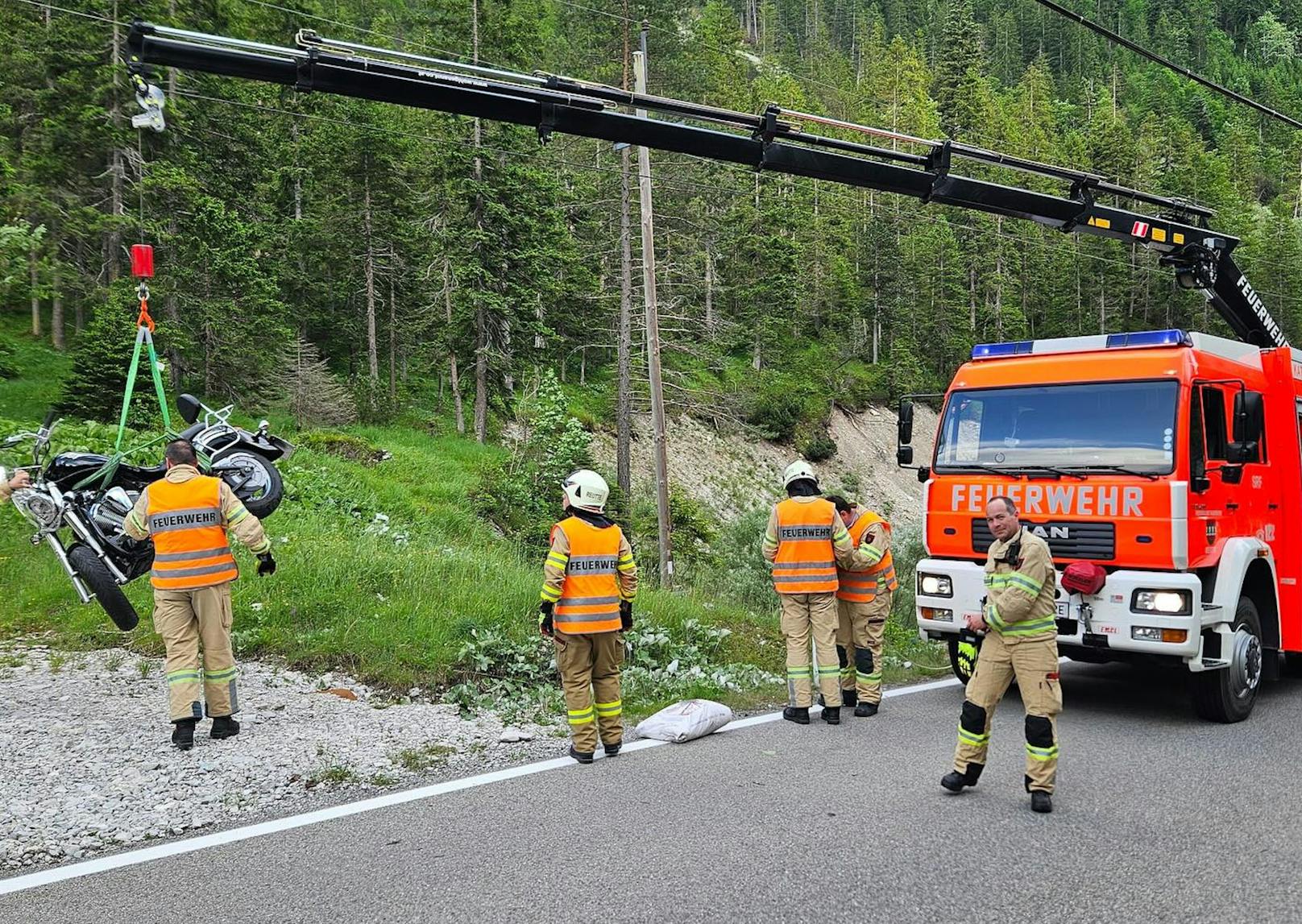 Sowohl der verunfallte Lenker als auch das total beschädigte Motorrad wurden von der freiwilligen Feuerwehr Reutte aus dem Bachbett geborgen. Die Planseestraße musste für die Dauer des Rettungseinsatzes im Bereich der Unfallstelle für den Verkehr komplett gesperrt werden.