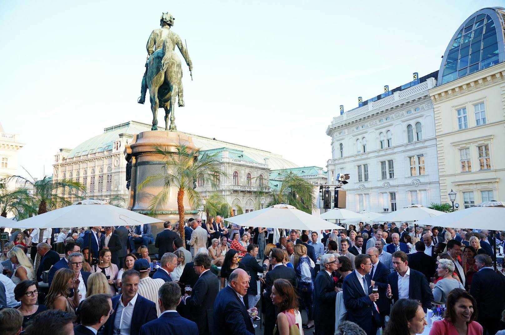 Die Terrasse der Albertina platzte aus allen Nähten. Hunderte waren der Einladung von Heinrich Schaller zum Sommerfest gefolgt.