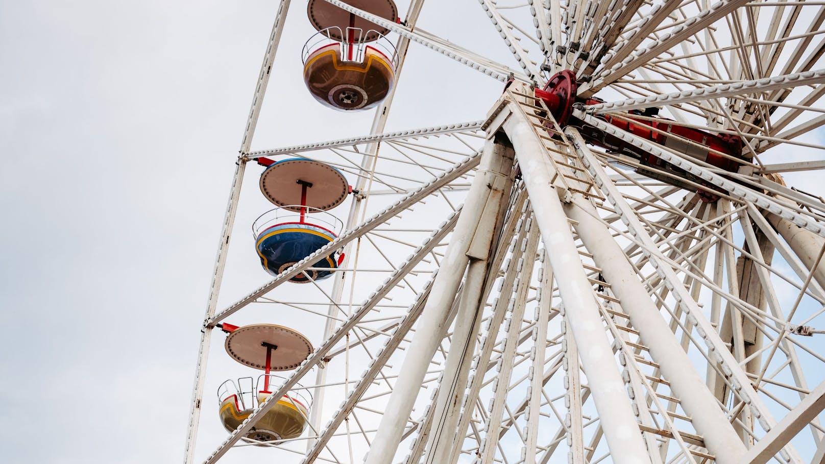 Das Volksfest in Wieselburg bietet Spiel und Spaß für alle Altersgruppen. Neben einem Vergnügungspark werden köstliche Schmankerl und stylische Drinks geboten.