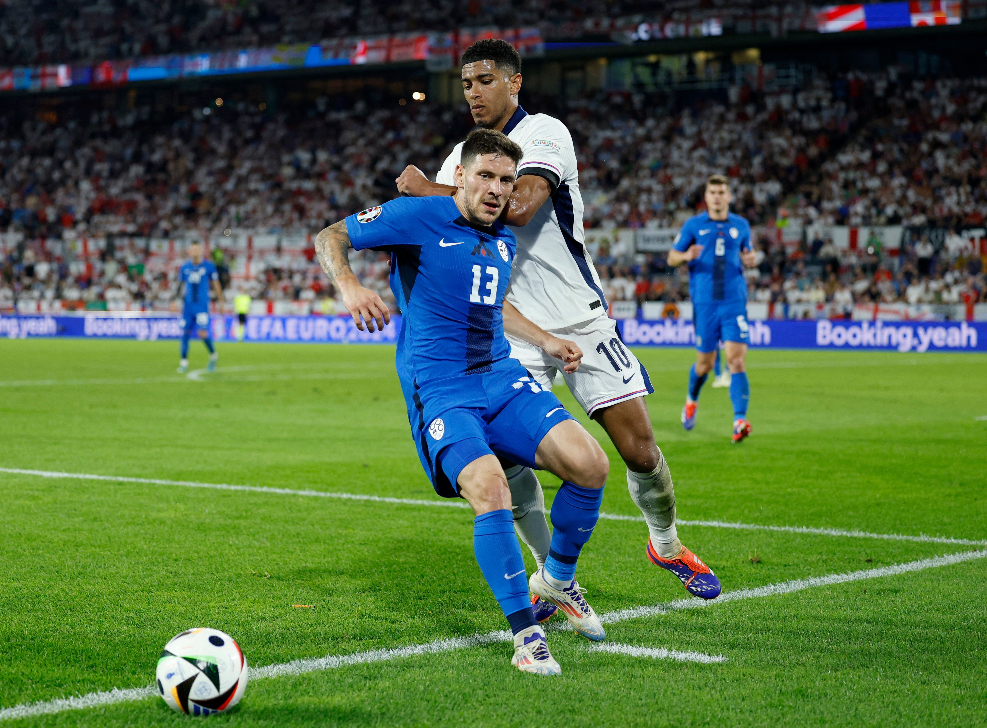 Jude Bellingham im Duell mit Slowenien. 