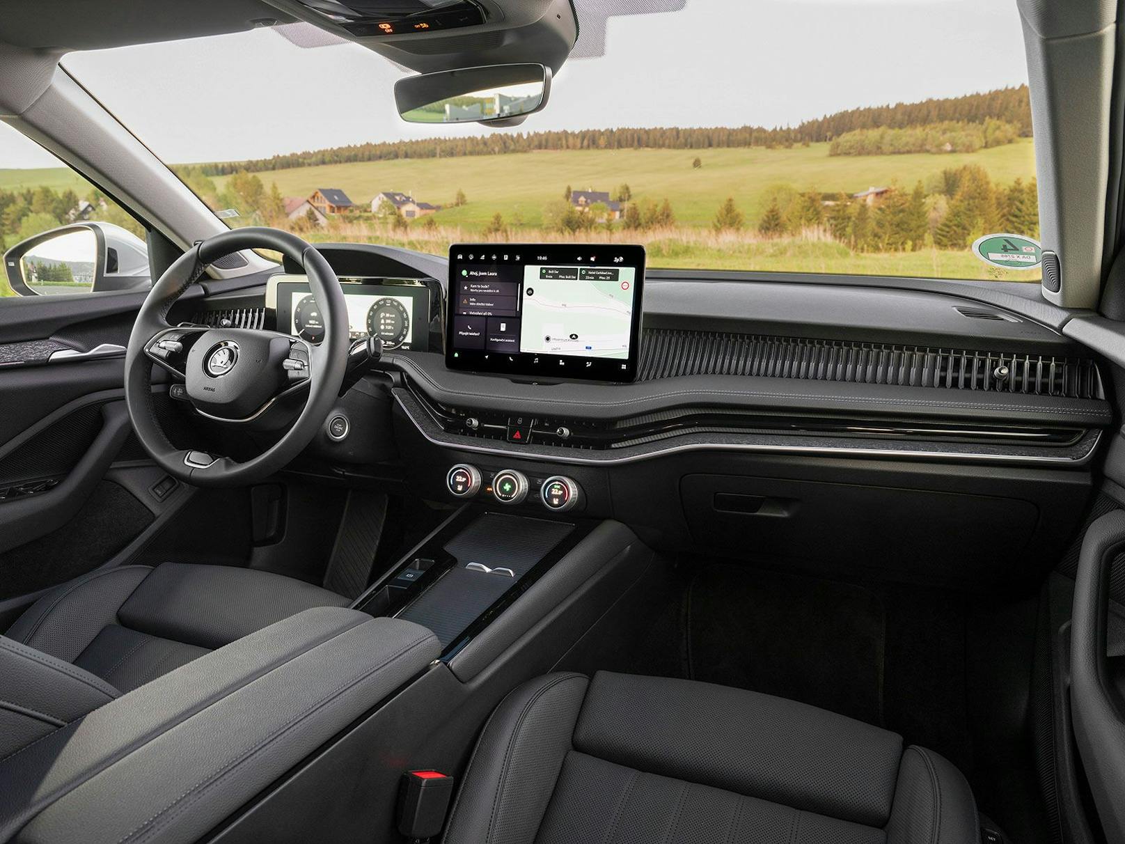 Ein Digitaltacho sowie ein neuer 13"-Touchscreen finden sich im Cockpit.
