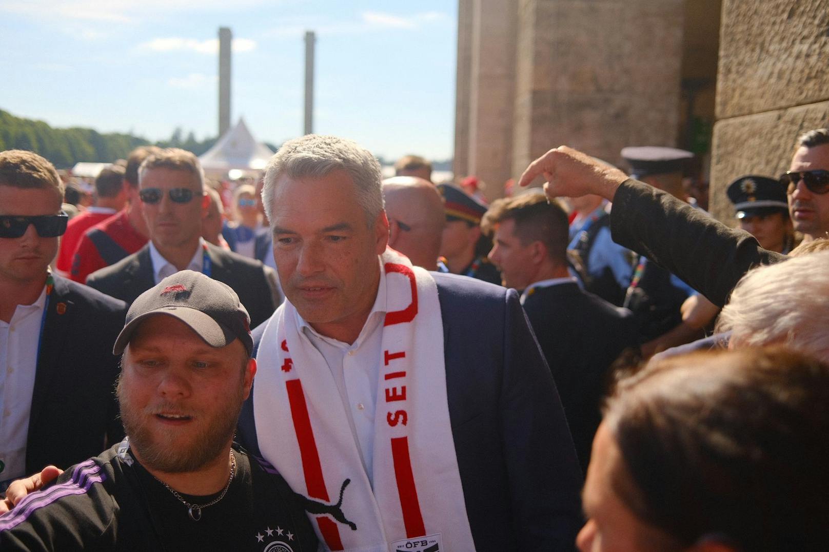 Bundeskanzler Karl Nehammer (ÖVP) mit Fan-Schal vor dem Olympiastadion.