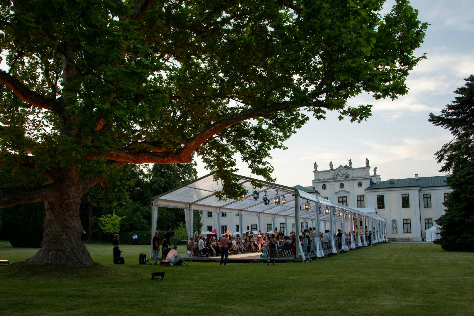 Das Festzelt im magischen Garten des Schloss Hetzendorf, das wieder Kulisse für die Show der Schüler war.