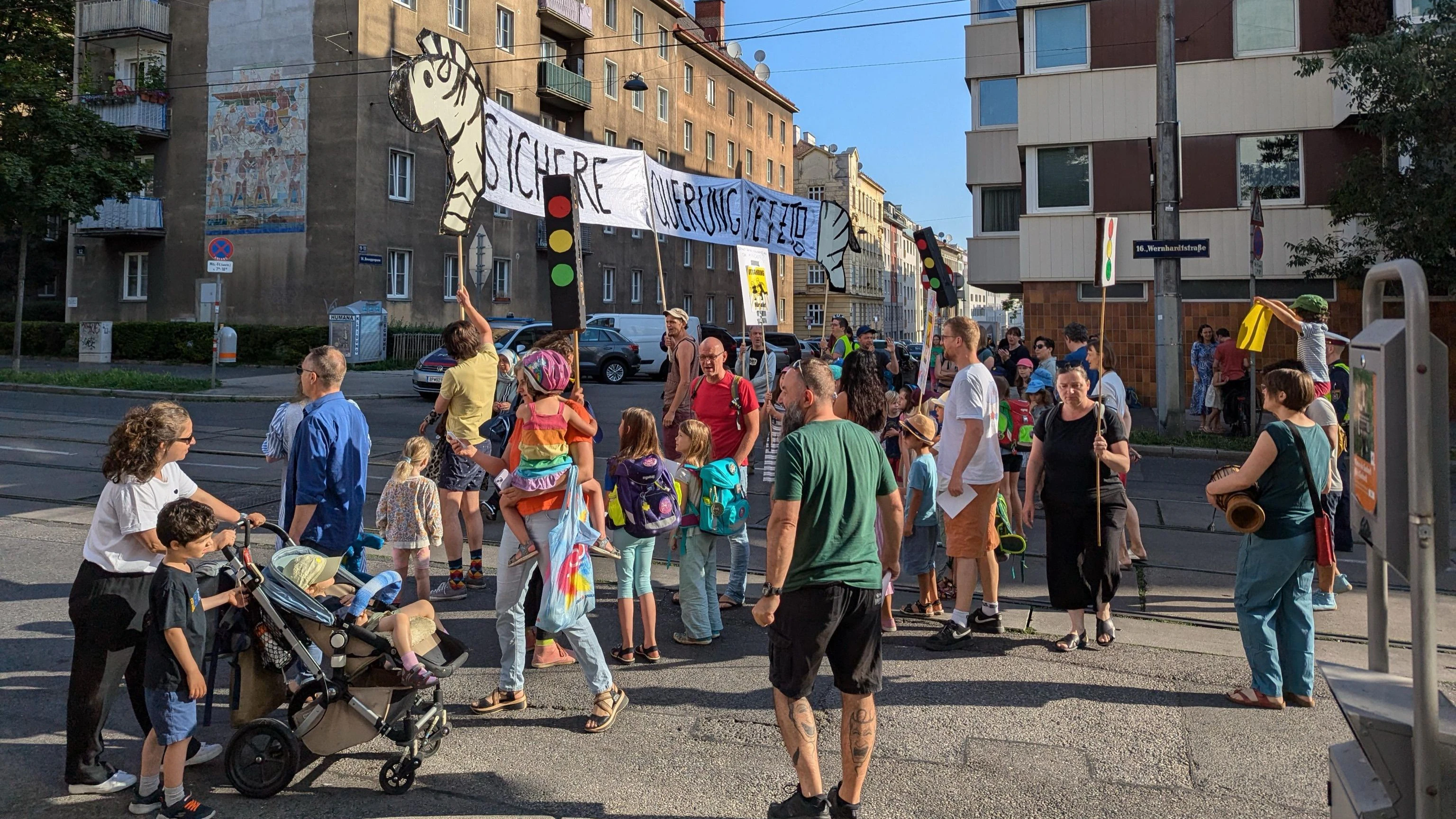 Die Initiative "Ottakring für alle! – Sicher bewegt!" demonstriert für den Bau einer Ampel.