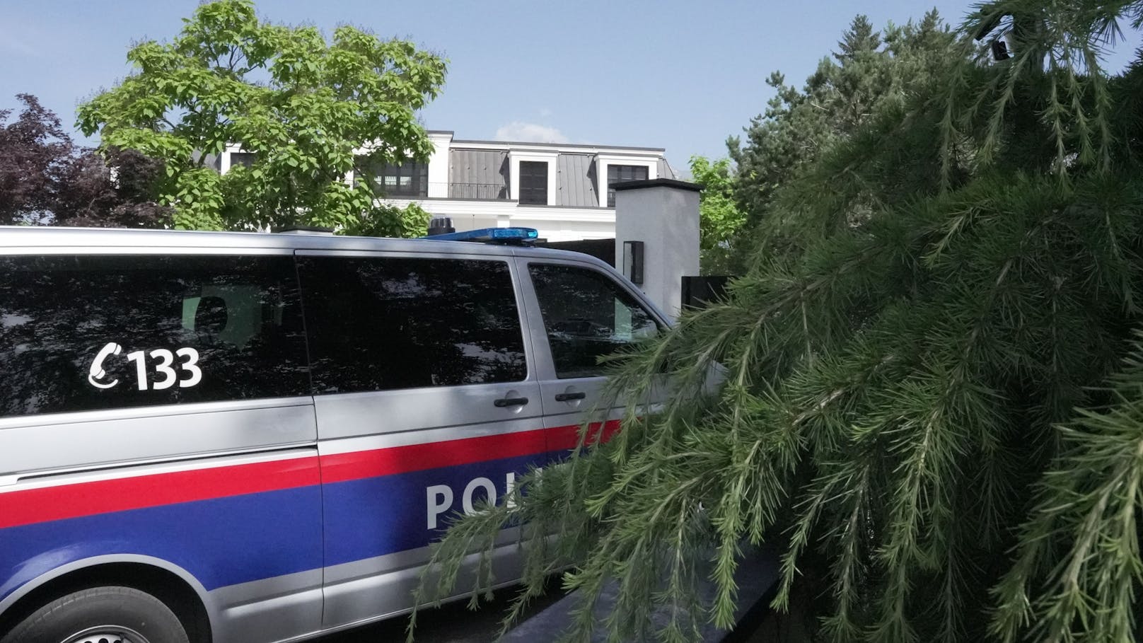 Polizeieinsatz am Dienstag in Tirol! Mehrere Beamte – darunter auch von der Cobra – führten eine Hausdurchsuchung bei René Benko in Igls durch.